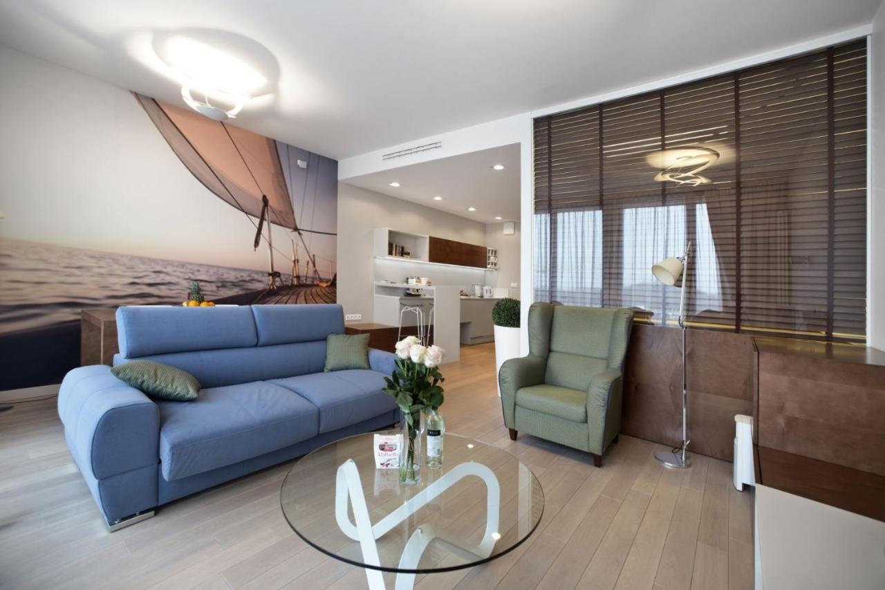 Triton Park Accommodation By P&O Serviced Apartments Warsaw Exterior photo